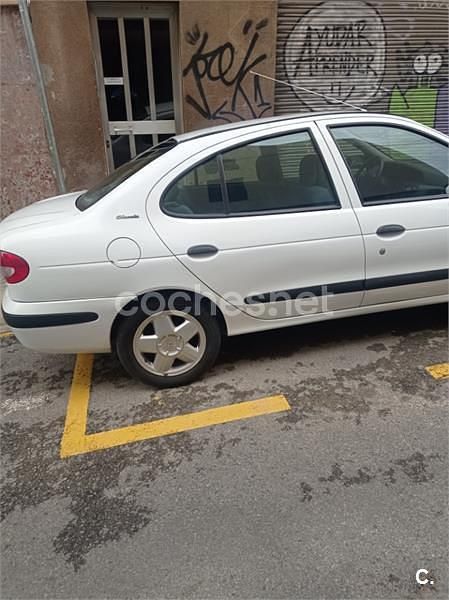 Usado Renault Mégane Dynamique 105 CV (77 kW) 2000 Blanco Berlina