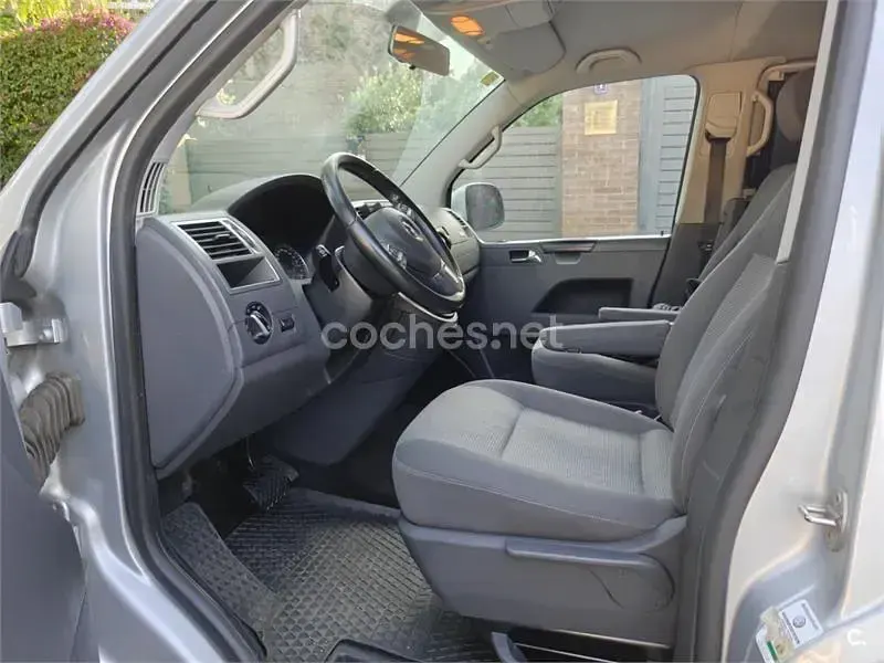 Usado VW Caravelle Trendline 180 CV (132 kW) 2014 Gris / plata Van