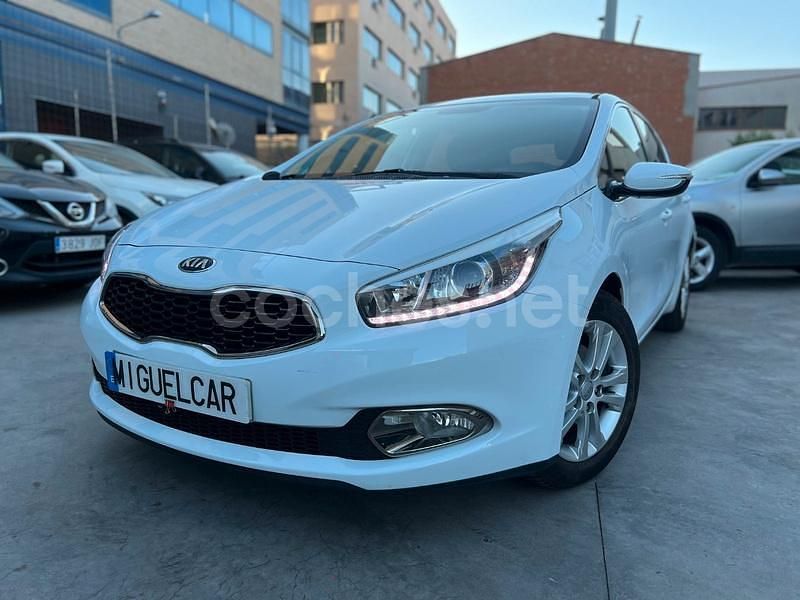 Blanco Usado 2012 Kia Ceed Berlina | 6490 € (Caro) - Imagen 1/4