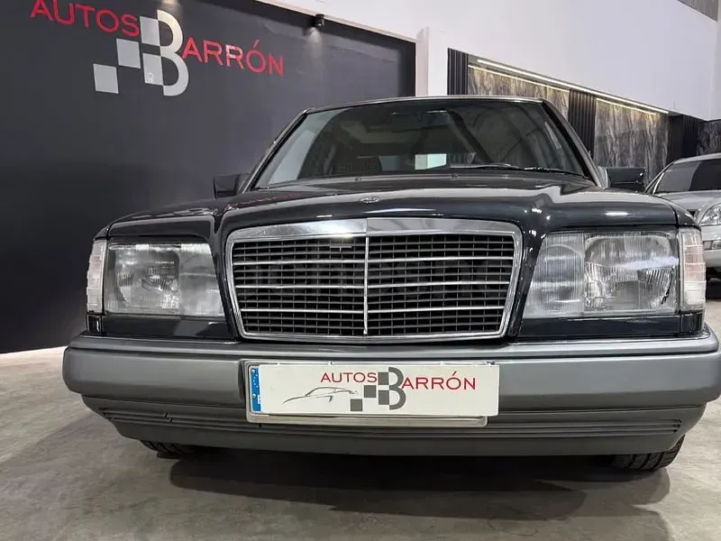 Usado Mercedes E300 136 CV (100 kW) 1993 Gris / plata Berlina