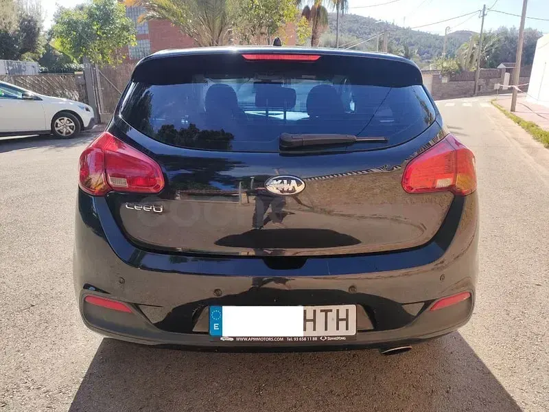 Usado Kia Ceed 135 CV (99 kW) 2013 Negro Utilitario