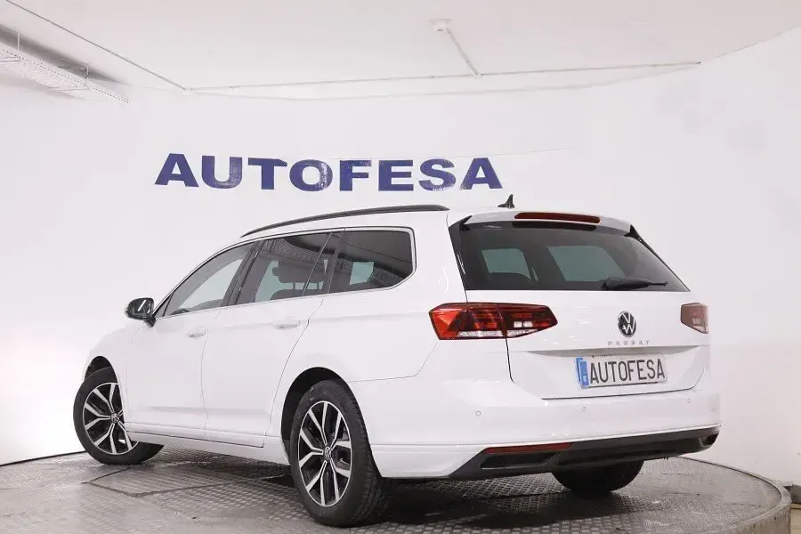 Usado VW Passat Executive 122 CV (89 kW) 2023 Blanco Familiar