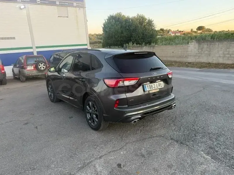 Usado Ford Kuga ST-Line 150 CV (110 kW) 2021 Gris / plata SUV