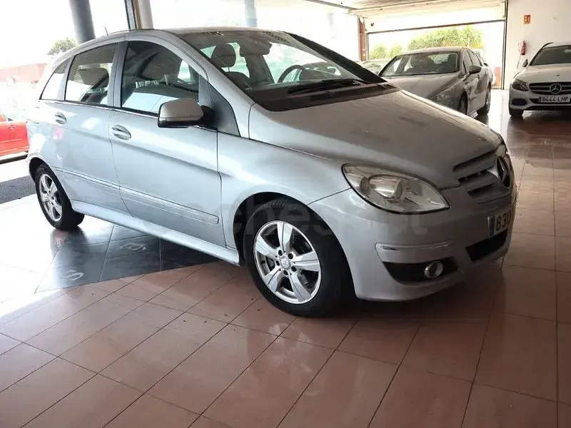 Usado Mercedes B200 140 CV (102 kW) 2011 Gris / plata Monovolumen