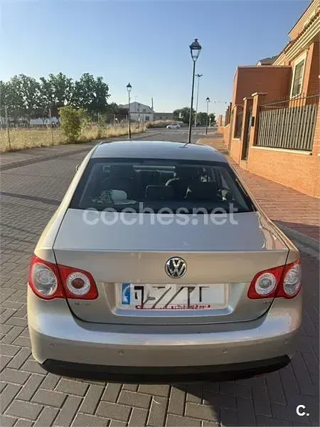 Usado VW Jetta Advance 140 CV (102 kW) 2006 Beige Berlina