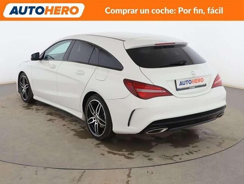 Usado Mercedes CLA180 Shooting Brake AMG line 122 CV (89 kW) 2018 Blanco Familiar