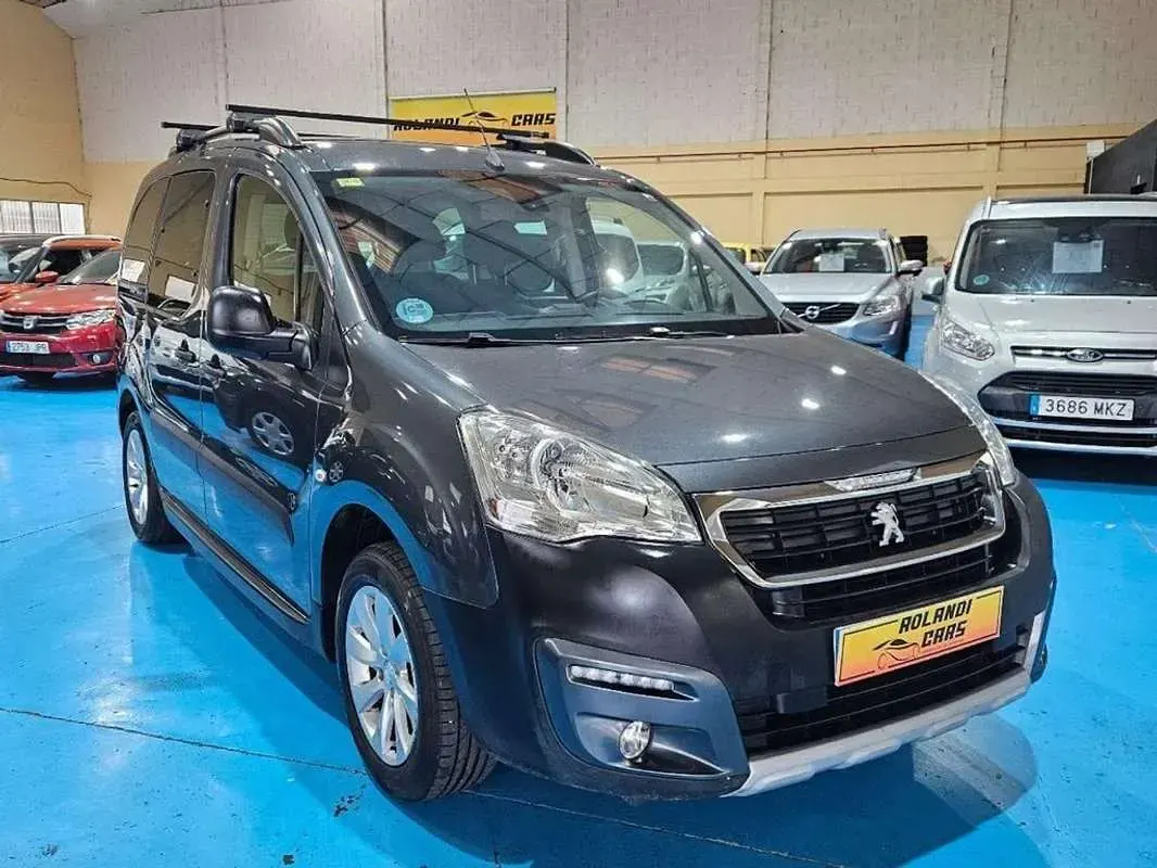 Usado Peugeot TePee Active 109 CV (80 kW) 2018 Negro Van