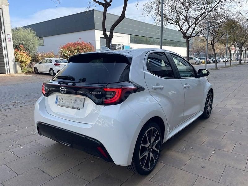 Używany Toyota Yaris Hybrid Plus 116 KM (85 kW) 2022 Biały Sedan/Limuzyna