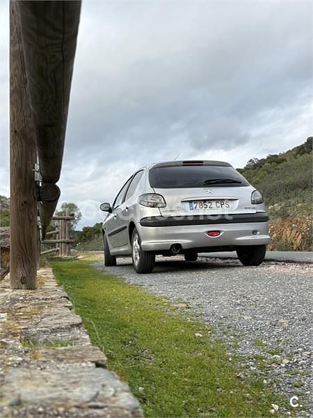 Usado Peugeot 206 90 CV (66 kW) 2003 Gris / plata Berlina