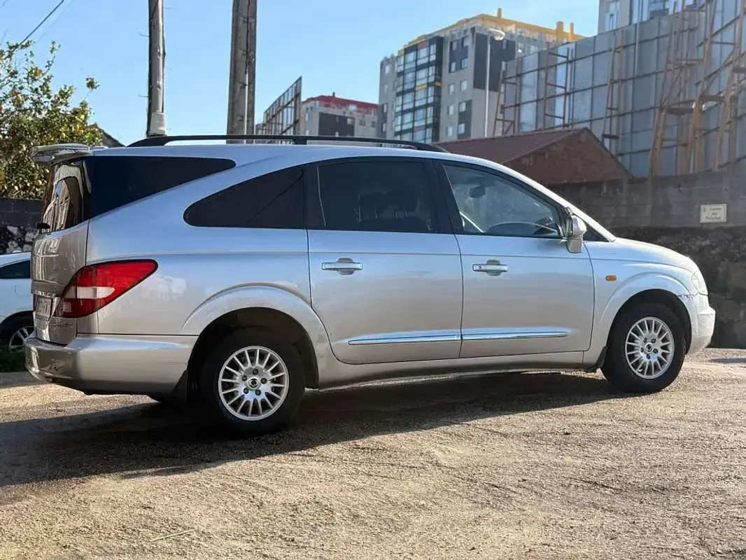 Usado SsangYong Rodius 165 CV (121 kW) 2007 Gris Monovolumen