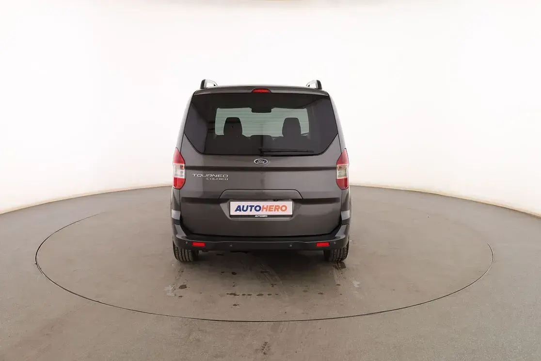 Usado Ford Tourneo Courier Titanium 100 CV (73 kW) 2018 Gris / plata Monovolumen