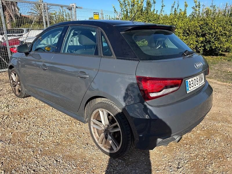 Usado Audi A1 Sportback 116 CV (85 kW) 2018 Gris / plata Utilitario