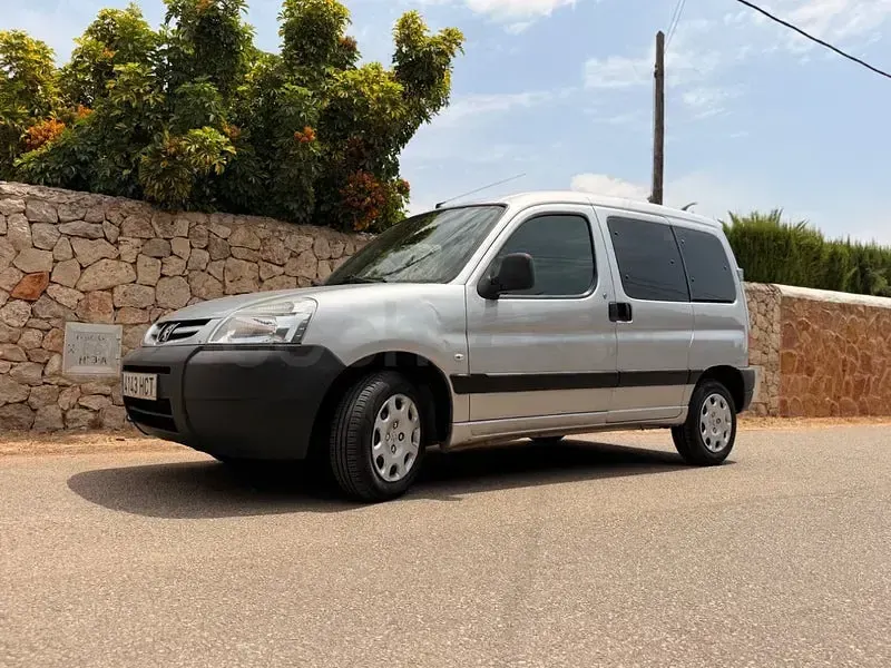 Usado Peugeot Partner Tepee Access 75 CV (55 kW) 2011 Gris / plata Monovolumen
