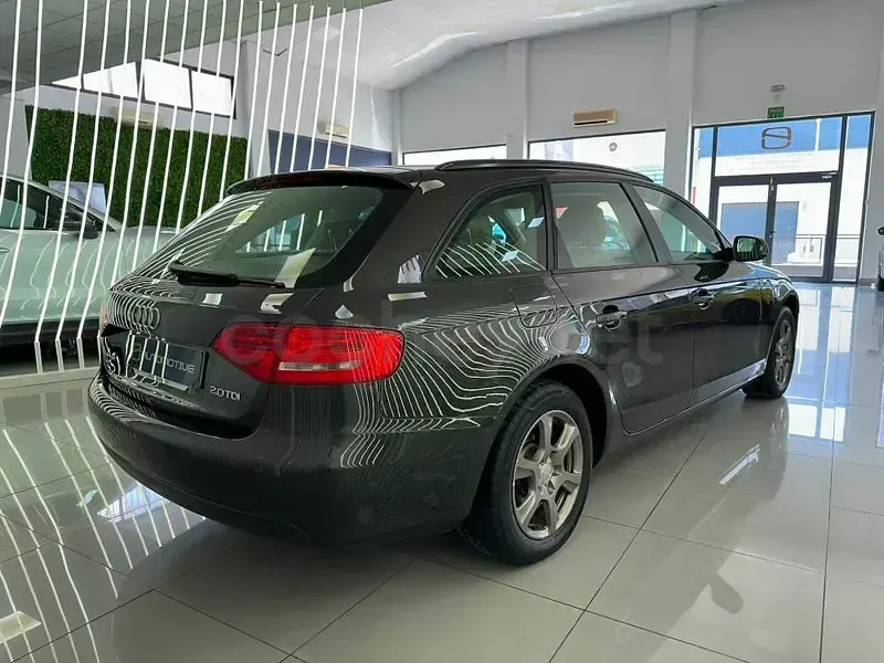 Usado Audi A4 120 CV (88 kW) 2010 Gris / plata Familiar
