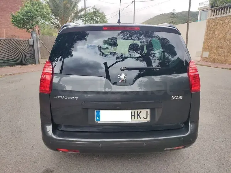 Usado Peugeot 5008 Allure 163 CV (119 kW) 2012 Gris / plata Monovolumen