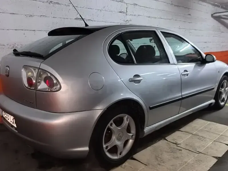 Usado Seat Leon Sport 105 CV (77 kW) 2004 Gris / plata Utilitario