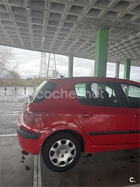 Usado Peugeot 307 90 CV (66 kW) 2003 Rojo Berlina