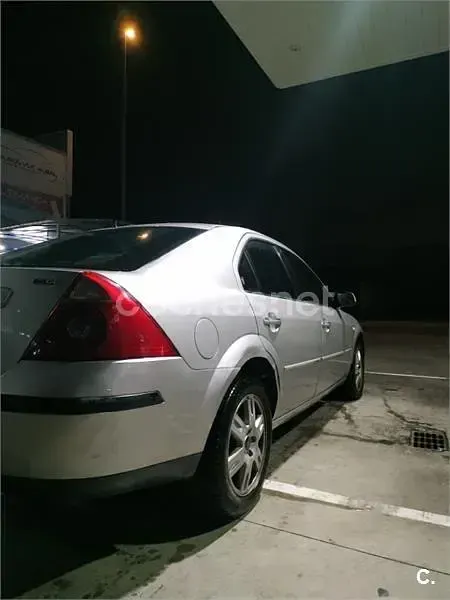 Usado Ford Mondeo Ghia 130 CV (95 kW) 2004 Gris / plata Berlina