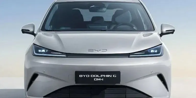 Nuevo BYD Dolphin Boost 155 kW (212 CV) 2026 Blanco Utilitario
