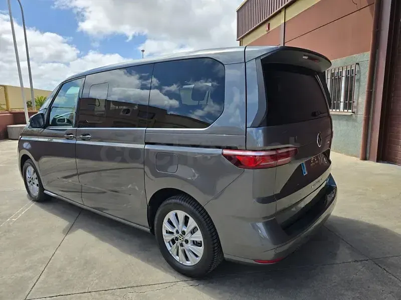 Usado VW Multivan 245 CV (180 kW) 2025 Gris / plata Monovolumen
