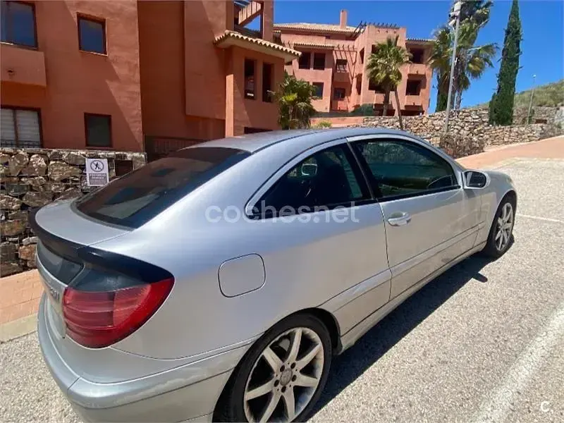 Usado Mercedes C220 143 CV (105 kW) 2003 Gris / plata Berlina