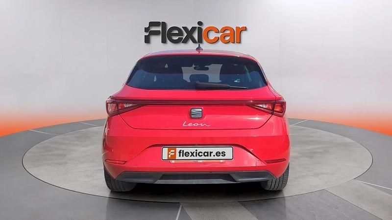 Usado Seat Leon Style 110 CV (80 kW) 2022 Rojo Familiar