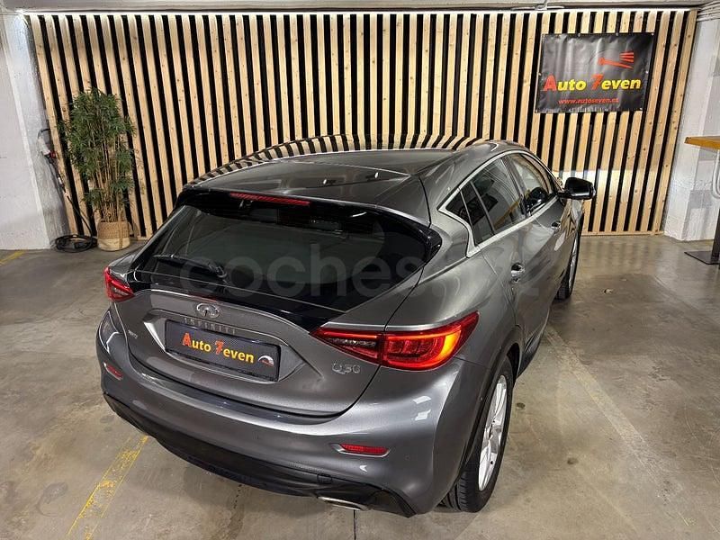 Usado Infiniti Q30 Premium 170 CV (125 kW) 2018 Gris / plata Berlina