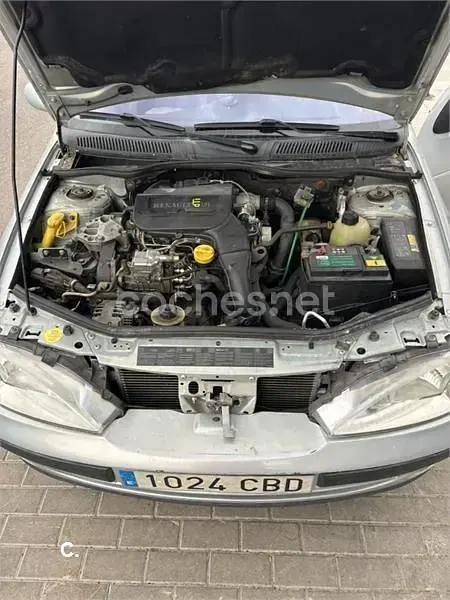 Usado Renault Mégane II Expression 80 CV (58 kW) 2002 Gris / plata Berlina