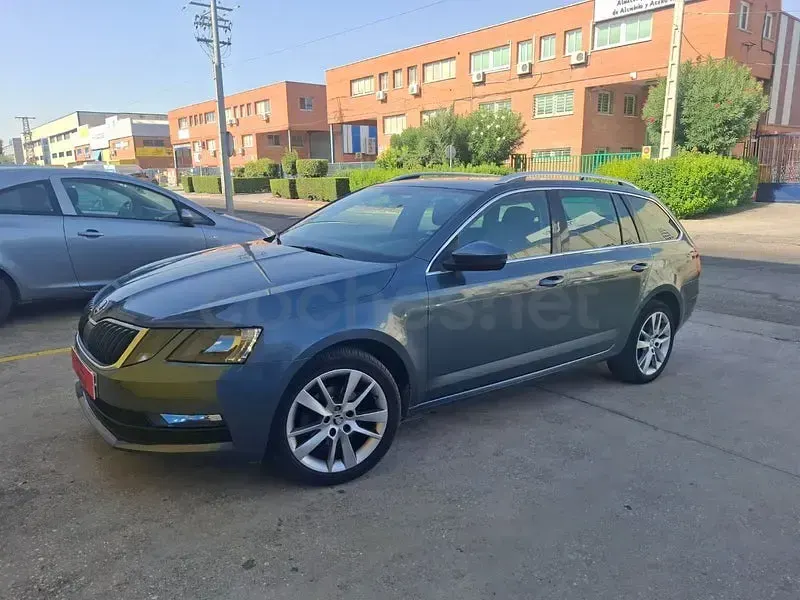 Usado Skoda Octavia Ambition 115 CV (84 kW) 2020 Gris / plata Familiar