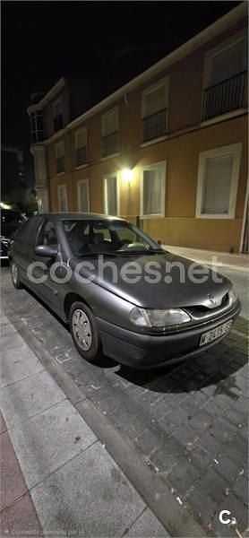 Usado Renault Laguna 95 CV (69 kW) 1995 Gris / plata Berlina