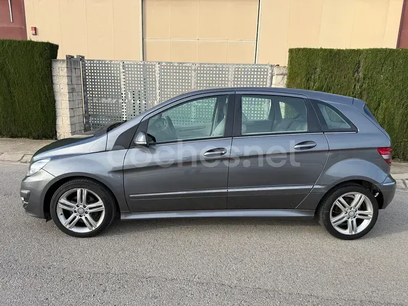 Usado Mercedes B180 109 CV (80 kW) 2010 Gris / plata Monovolumen