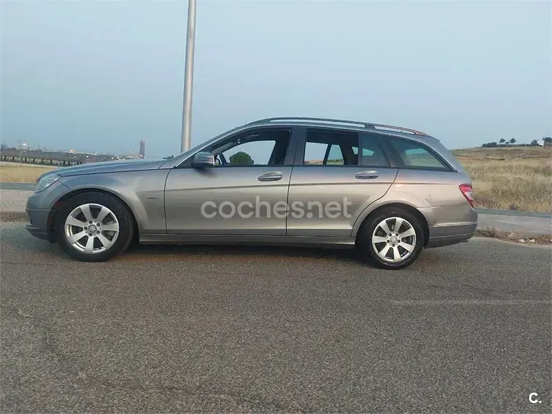 Usado Mercedes C180 120 CV (88 kW) 2011 Gris / plata Familiar