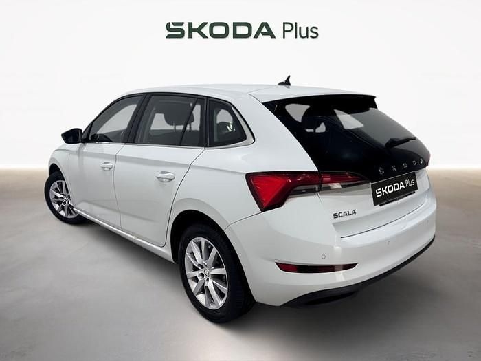 Blanco Usado 2021 Skoda Scala Ambition Utilitario | 13.200 € (Precio justo) - Imagen 1/4