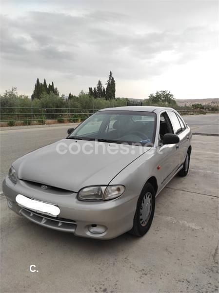 Gris / plata Usado 1999 Hyundai Accent Berlina | 1800 € - Imagen 1/4