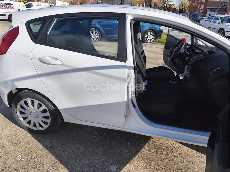Usado Ford Fiesta Trend 75 CV (55 kW) 2015 Blanco Berlina