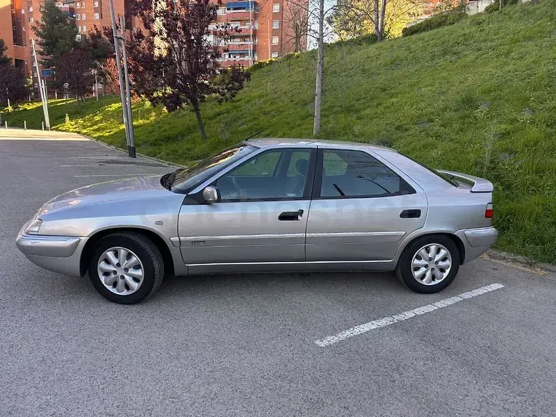Usado Citroën Xantia Attraction 90 CV (66 kW) 1999 Gris / plata Berlina