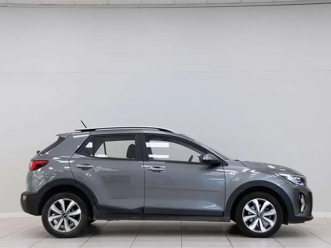 Usado Kia Stonic 79 CV (58 kW) 2024 Gris SUV