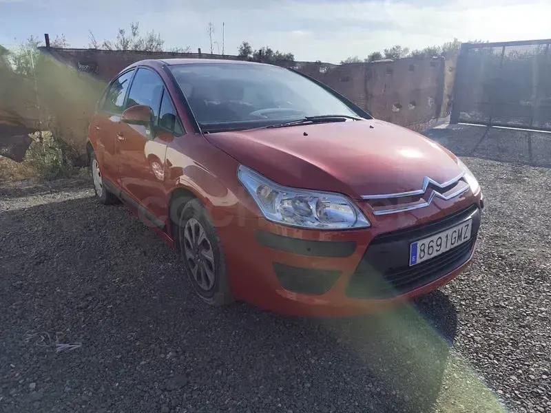 Usado Citroën C4 90 CV (66 kW) 2010 Granate Berlina