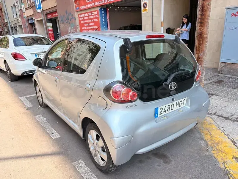 Usado Toyota Aygo Connect Style 68 CV (50 kW) 2011 Gris / plata Utilitario