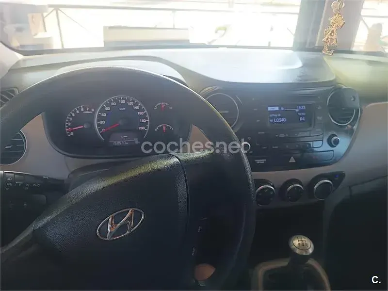 Usado Hyundai i10 66 CV (48 kW) 2014 Azul Utilitario