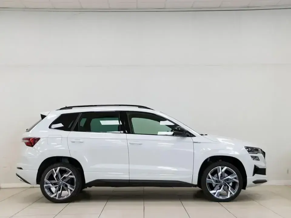 Usado Skoda Karoq SportLine 150 CV (110 kW) 2025 Blanco SUV