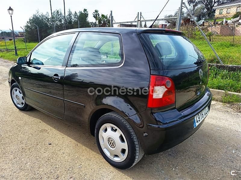 Usado VW Polo Trendline 75 CV (55 kW) 2004 Negro Utilitario