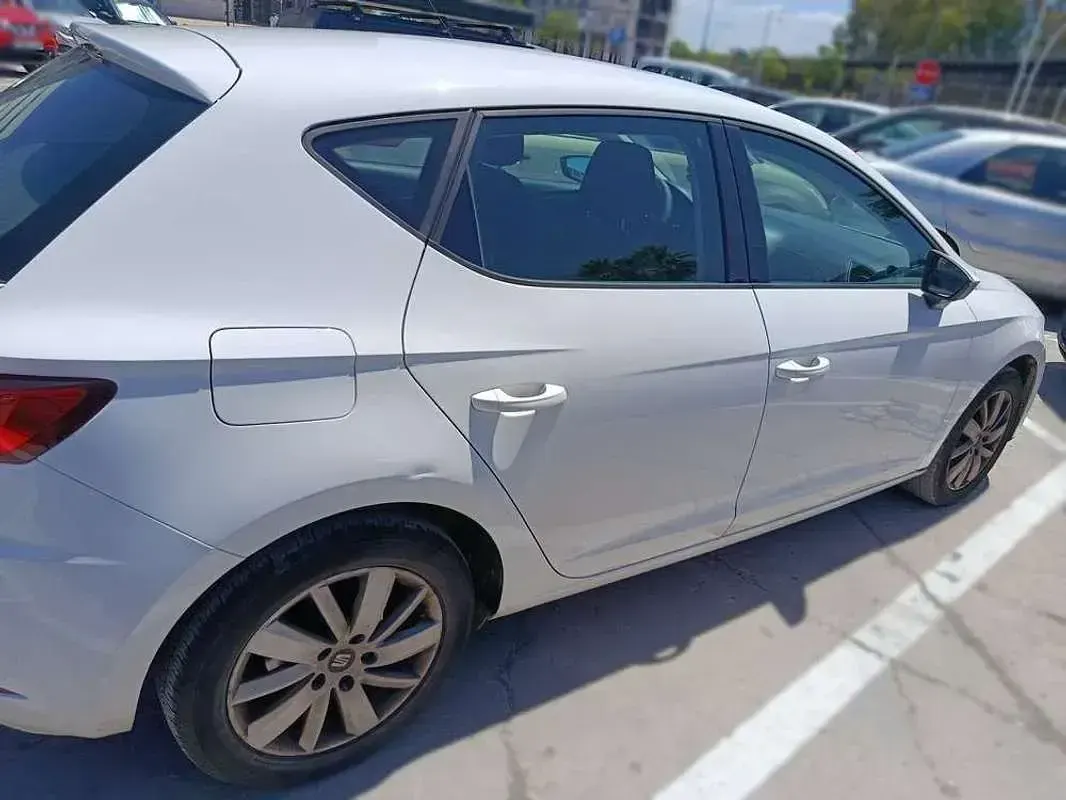 Usado Seat Leon ST Style 110 CV (80 kW) 2019 Blanco Familiar