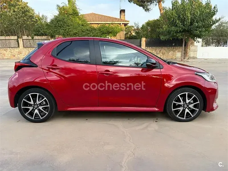 Usado Toyota Yaris Hybrid Style 116 CV (85 kW) 2022 Granate Berlina