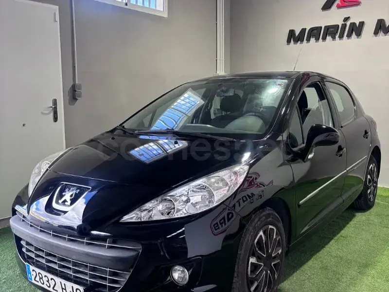 Usado Peugeot 207 Active 75 CV (55 kW) 2012 Negro Berlina