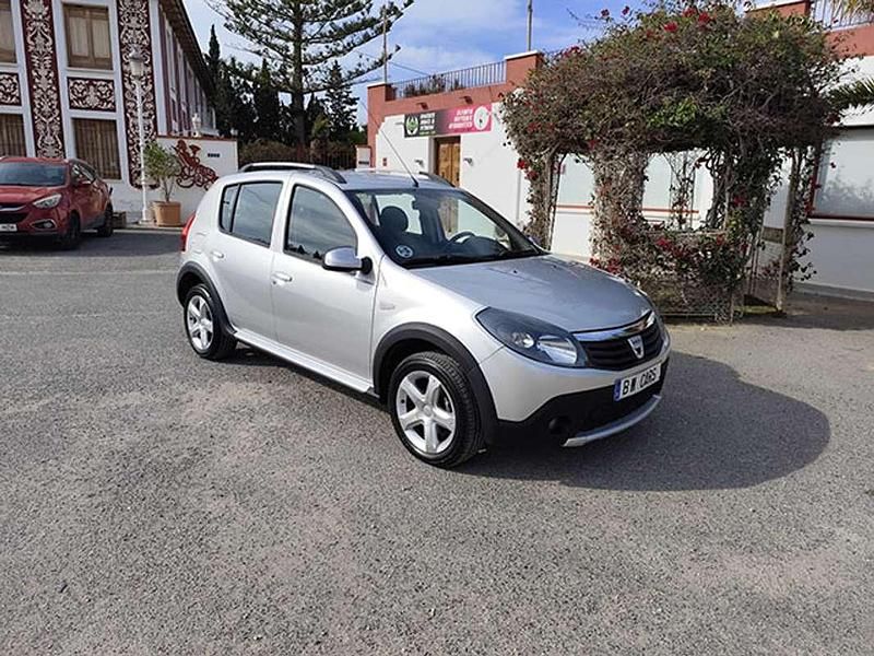 Usado Dacia Sandero Stepway 88 CV (64 kW) 2011 Plateado Utilitario