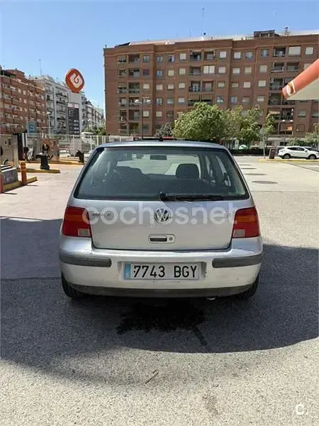 Usado VW Golf IV Highline 100 CV (73 kW) 2001 Gris / plata Berlina