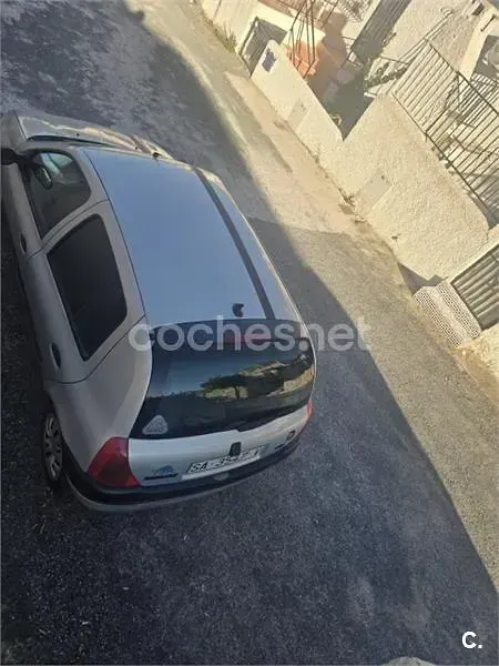 Usado Renault Clio 60 CV (44 kW) 2000 Gris / plata Berlina