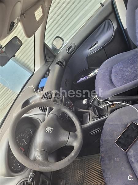 Usado Peugeot 206 70 CV (51 kW) 1999 Azul Utilitario