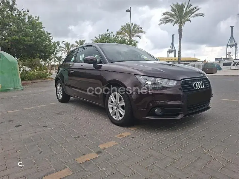 Usado Audi A1 Attraction 90 CV (66 kW) 2013 Granate Utilitario